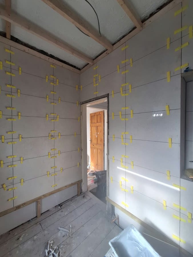 Tiled walls with levelling clips